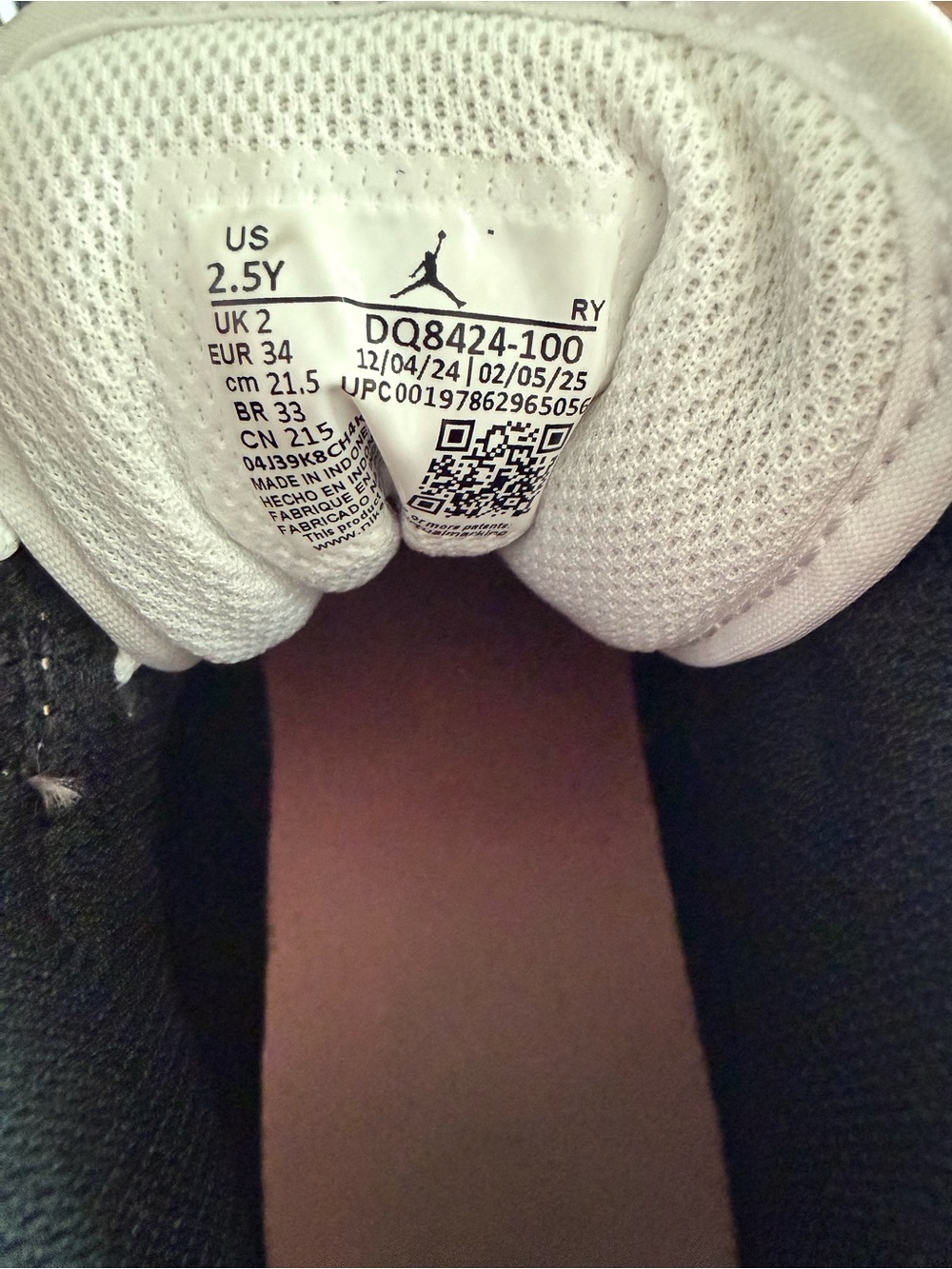 KID’S AIR JORDAN RETRO 1 MID CASUAL SHOES - Picture 3 of 10